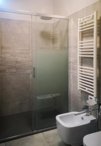 滨海圣洛伦佐Bellavista的带淋浴和盥洗盆的浴室