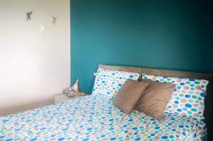 滨海圣洛伦佐Bellavista的一间卧室配有一张蓝色墙壁的床