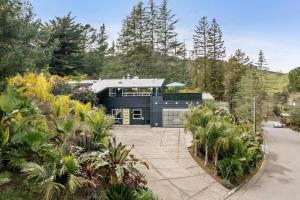 圣拉斐尔Elegant Retreat with Views Close to SF and Wine Regions的前面有大量植物的房子