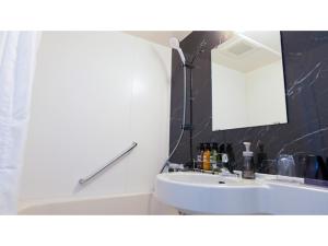 福冈ＹＯＵ ＳＴＹＬＥ ＨＯＴＥＬ ＨＡＫＡＴＡ - Vacation STAY 16027v的浴室设有白色水槽和镜子