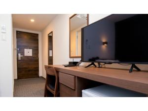 福冈ＹＯＵ ＳＴＹＬＥ ＨＯＴＥＬ ＨＡＫＡＴＡ - Vacation STAY 16027v的客房设有一张书桌,配有大屏幕平面电视