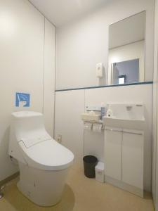 ShimeCate no mori - Vacation STAY 20958v的浴室配有白色卫生间和盥洗盆。