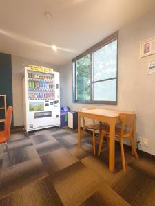 ShimeCate no mori - Vacation STAY 20958v的一间带桌子和冰箱的用餐室
