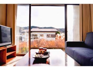 日光Second House Nikko - Vacation STAY 13408的带沙发和大窗户的客厅