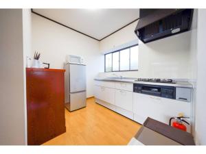日光Second House Nikko - Vacation STAY 13408的厨房配有白色橱柜和炉灶烤箱。