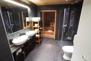 沃卡蒂喔卡厅玛度假公寓酒店的一间带两个盥洗盆和淋浴的浴室