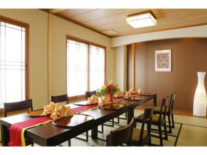 赤穗Ako onsen AKO PARK HOTEL - Vacation STAY 21613v的大型用餐室配有长桌和椅子