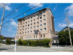 赤穗Ako onsen AKO PARK HOTEL - Vacation STAY 21613v的坐在街道边的大建筑