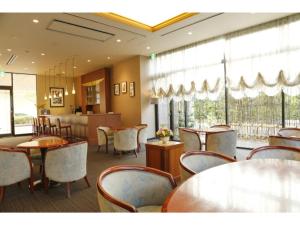 赤穗Ako onsen AKO PARK HOTEL - Vacation STAY 21595v的用餐室设有桌椅和窗户。