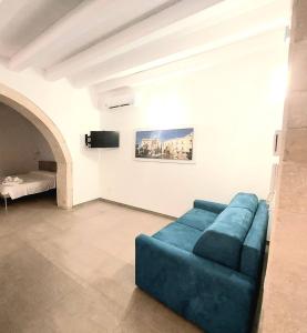 锡拉库扎Corinzia Casa Vacanze的客厅配有蓝色的沙发和床。