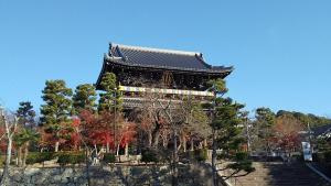 京都Guest House Nishimura - Vacation STAY 13436的一座建筑前有楼梯的宝塔