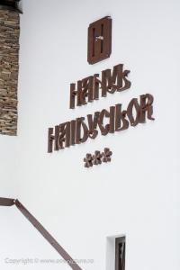 欧巴西亚洛德洛伊海都西勒酒店的建筑物墙上的标牌,上面写着豪丽斯的豪宅