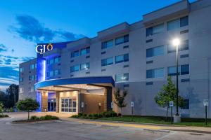 列克星敦GLō Best Western Lexington的办公室大楼,上面有外带标志