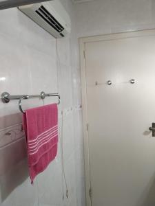 圣弗朗西斯科-迪保拉Cantinho da Tete的浴室提供毛巾架上的粉红色毛巾