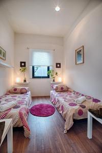 布拉迪斯拉发微风公寓的一间卧室设有两张床和窗户。