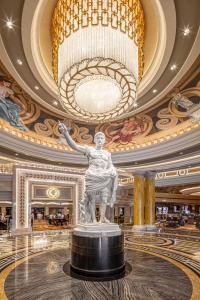 拉斯维加斯凯撒宫赌场度假酒店的大堂的雕像,设有大型天花板