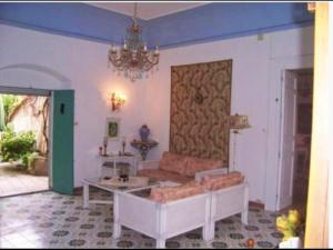 杰拉切Palazzo Caracciolo的客厅配有沙发和桌子