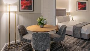 黄金海岸洲际神仙湾度假酒店的酒店客房配有桌椅和一张床