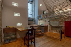 奥斯图尼Il Quinto Elemento - Residence Of Charme的一间厨房,内设桌子和书桌