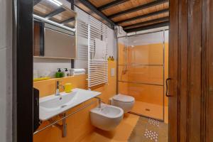 奥斯图尼Il Quinto Elemento - Residence Of Charme的一间带水槽、卫生间和淋浴的浴室