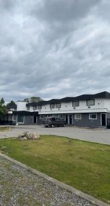 基洛纳加拿大基洛纳最佳价值旅馆的停在前面的带货车的建筑