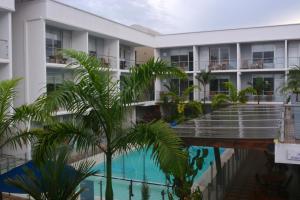圣何塞德尔瓜维亚雷Hotel El Aeropuerto的从游泳池可欣赏到酒店景色