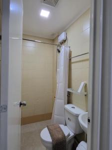 马尼拉Rooms R Us - Evangelista的浴室配有卫生间、淋浴和盥洗盆。
