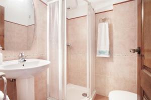 圣保加泰罗尼亚梅杰公寓的带淋浴和盥洗盆的浴室