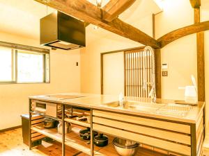 长滨市古民家　宿　そよも的厨房配有水槽和台面