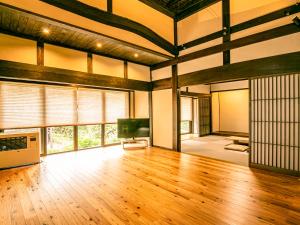 长滨市古民家　宿　そよも的客厅铺有木地板,配有平面电视。