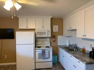 布尔海德市Couples getaway的厨房配有白色冰箱和水槽