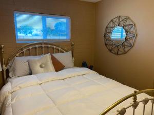 布尔海德市Couples getaway的卧室配有白色床和墙上的镜子