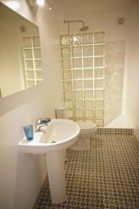 科拉雷侯苏雷马冲浪营酒店的一间带水槽和卫生间的浴室