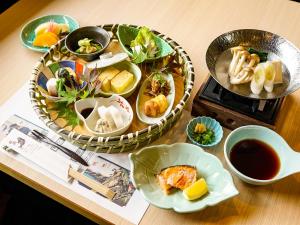 箱根箱根温泉 汤宿 山之省的餐桌,饭盘和汤碗