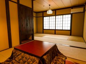 箱根箱根温泉 汤宿 山之省的一间设有桌子和窗户的房间