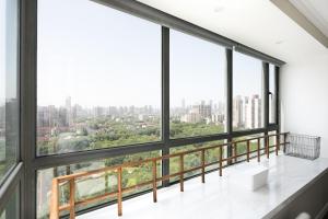 上海Xujiahui park 2BR Apt的客房设有大窗户,享有城市美景。