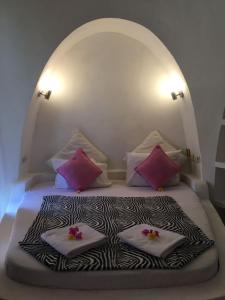 特鲁卡那拉特Villa Cocodome的床上有2个枕头