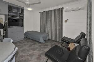 RollingstoneBalgal Beach Units的客厅配有沙发和1张床