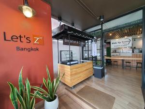 曼谷Let's Zzz Bangkok的墙上有z bangkok标志的餐厅