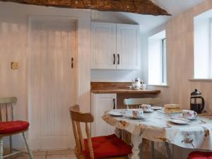 阿什比圣勒杰斯Richmond Cottage的厨房配有桌子和桌椅