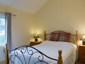 阿什比圣勒杰斯Richmond Cottage的一间卧室设有一张床和一个窗口