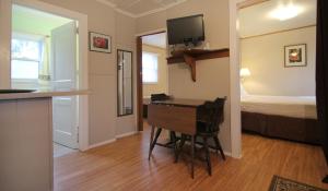 利特尔顿枫叶汽车旅馆的一间带书桌的房间和一间带床的卧室