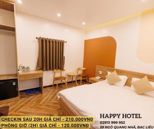 Bạc LiêuHappy Hotel的配有一张床和一张书桌的酒店客房