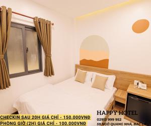 Bạc LiêuHappy Hotel的一间带床的卧室和一个带窗户的快乐酒店