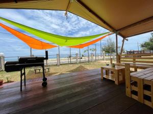 佩纳利克村Rembulan Escape - Beachfront safari tent的海滩甲板上的吊床