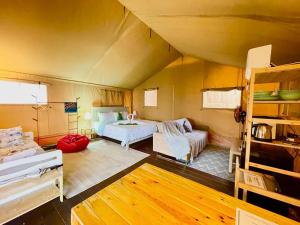 佩纳利克村Rembulan Escape - Beachfront safari tent的一间卧室配有一张床和一个沙发