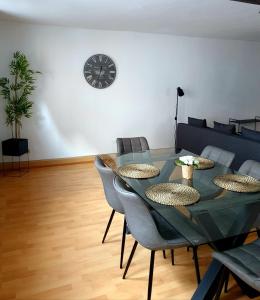 弗兰肯贝格Hotel Apartment Ferienwohnung Meyenhof Frankenberg Eder的一间带桌椅和时钟的用餐室