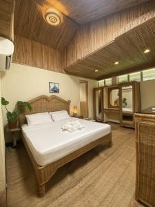 圣胡安Tahanan Resort的卧室配有一张白色大床