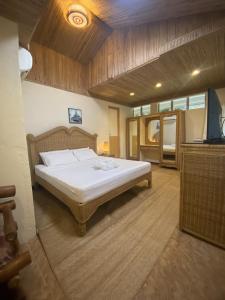 圣胡安Tahanan Resort的一间卧室,卧室内配有一张大床