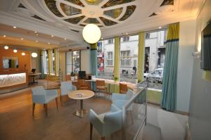 巴黎圣乔治拉法耶特酒店的一间带桌椅和窗户的用餐室